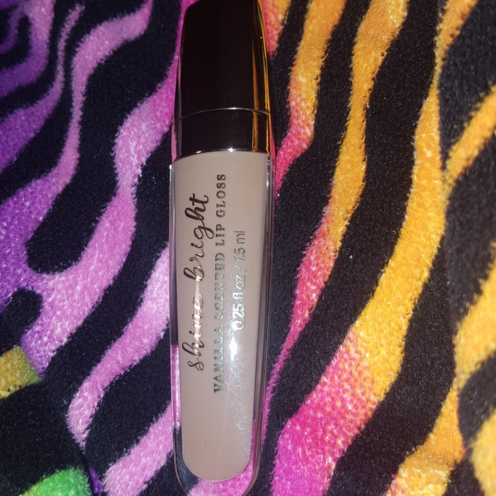 Vanilla scented lip gloss